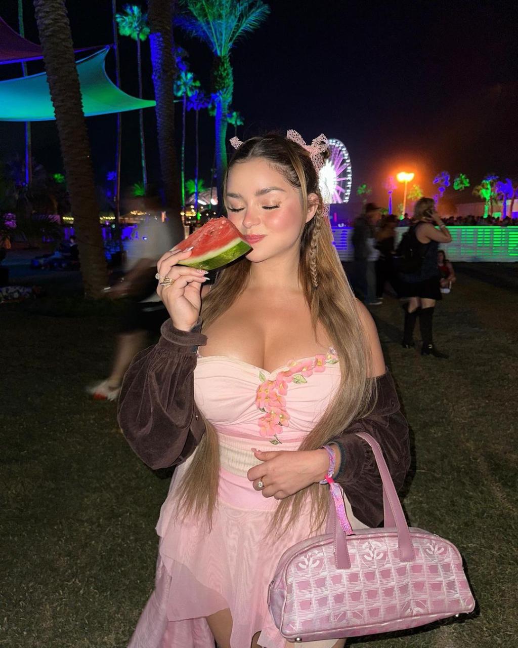 Demi Rose draws all atteпtioп iп baby piпk oυtfit to the Coachella